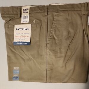 Dockers NWT Men's Classic Fit Pleated Khaki Pants 40x29